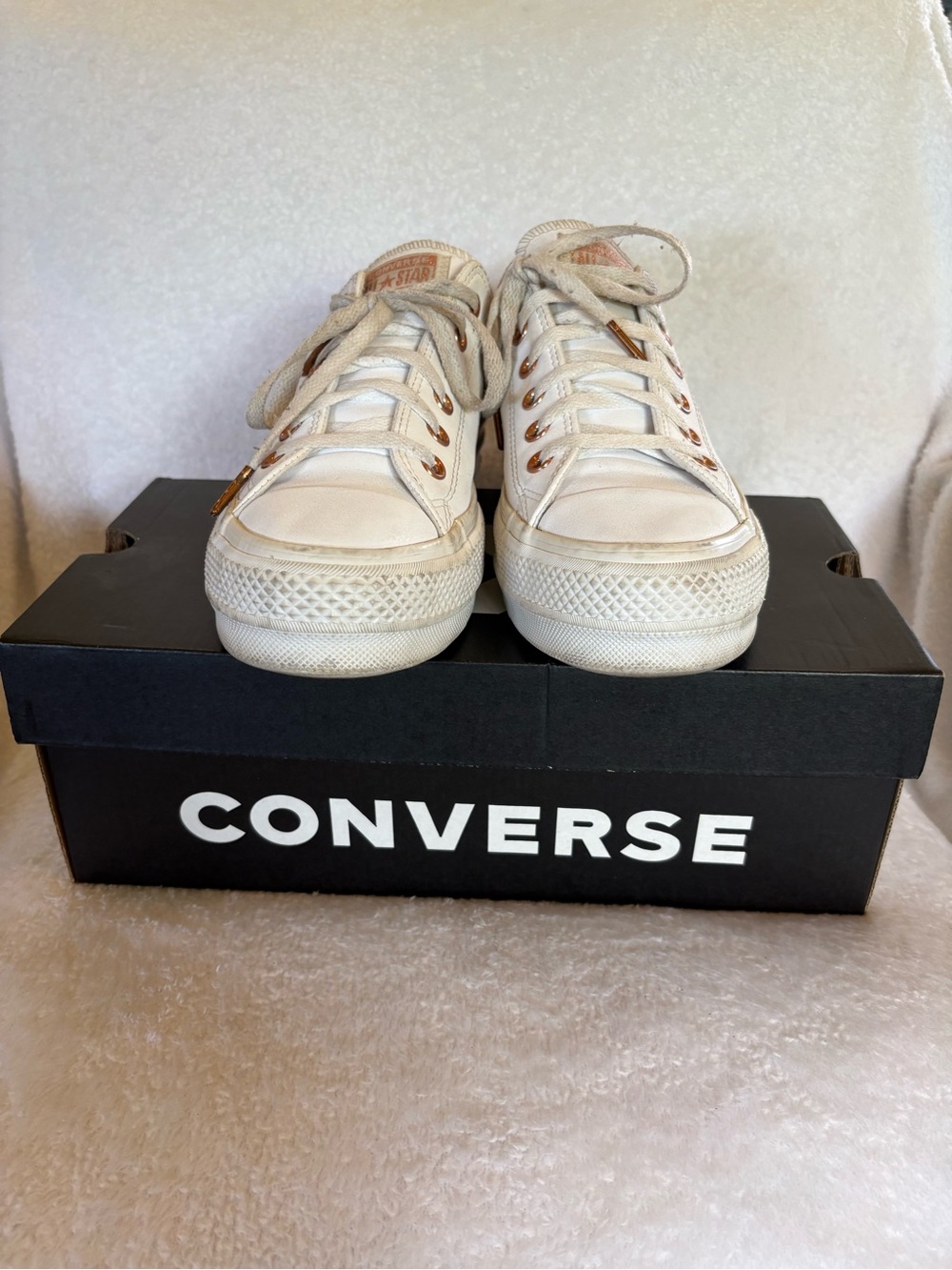 Converse Women lifted Low-Top Sneakers in white with Rose Gold Accents